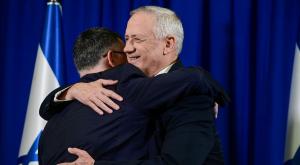 גנץ וסער מתחבקים לאחר ההועדה על האיחוד צילום: Tomer Neuberg/Flash90 חדשות