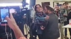 המפגינה מתפרצת לעבר נתניהו צילום: מוטי קסטל  חדשות