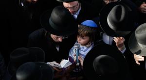 אמירת קדיש על ידי הבן הקטן בהלוויתו של דוד קרויס ז"ל צילום: Olivier Fitoussi/Flash90 הורים וילדים