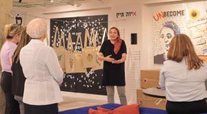 תערוכת הבוגרות לתקשורת חזותית צילום: אתר כיפה כדאי לדעת