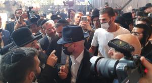 עומר אדם בלבוש חרדי צילום: איציק אוחנה כיכר השבת ברנז'ה