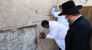 פינוי הפתקים צילום: הקרן למורשת הכותל המערבי חדשות