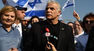 לפיד מפגין צילום: אלעד גוטמן פוליטי