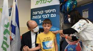 דוד בנט מתחסן צילום: עמוס בן גרשום/ לע"מ חדשות