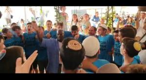 תלמידי הישיבה עם אחיו של מנגיסטו. צילום: כפיר אהרונוביץ חינוך