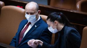 בנט במליאה, היה צריך שיחזיקו לו את היד? צילום: יונתן סינדל/ פלאש 90 פוליטי