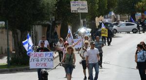 מפגינים מחוץ לביתו של בנט צילום: אבשלום ששוני פלאש 90 פוליטי