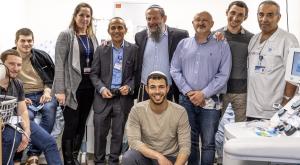 ראש הישיבה הרב חיים גנץ ותלמידי הישיבה באיכילוב צילום: ליאור צור, דוברות איכילוב המגזר