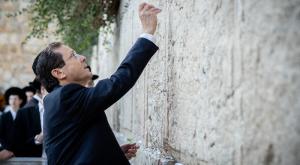 הנשיא הרצוג. התפלל על מדליה ישראלית? צילום: יונתן סינדל/ פלאש 90 חדשות