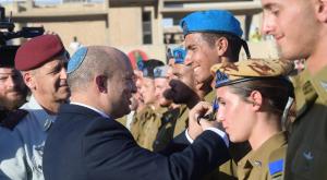 בנט עם הקצינים צילום: עמוס בן גרשום /לע"מ חדשות