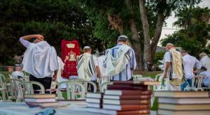 תפילה בחוץ צילום: Chen Leopold/Flash90 חדשות