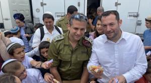 ראש המועצה האזורית שומרון יוסי דגן ומחט שומרון רועי צוויג מחלקים קרטיבים להמונים צילום: עדו זאבי - מועצה אזורית שומרון חדשות