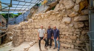 מנהלי החפירה ליד החומה שנחשפה צילום: קובי הראתי טיולים