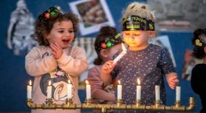 ילדים בחגיגות חנוכה, ארכיון צילום: Yossi Aloni/Flash90 הורים וילדים