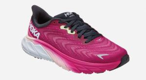 נעלי ספורט נשים הוקה ארהי 6 בצבע פוקסיהורוד - Hoka Arahi 6 - צילום:  עמירם בן ישי כדאי לדעת