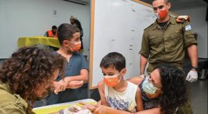 חיילים במערך הבדיקות הסרלוגיות צילום: Michael Giladi/Flash90 חדשות