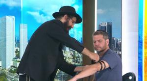 שי גולדן מניח תפילין בשידור חי צילום: צילומסך ערוץ 14 ברנז'ה