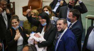 שירלי פינטו והתינוקת במליאה צילום: נועם מוסקוביץ' דוברות הכנסת חדשות