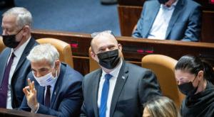 בנט בשולחן הממשלה צילום: Yonatan Sindel/Flash90 חדשות