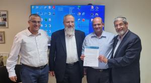  צילום: הרב שפר, זהר ינון, הרב אישון וארנון זית. מבזקים