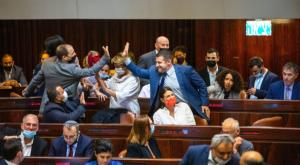 מליאת הכנסת, חוגגת את אישור תקציב 2021 צילום: Olivier Fitoussi/Flash90 דעות