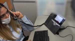השוטרת במהלך השיחה צילום: דוברות המשטרה חדשות