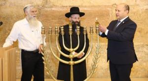 בנט בהדלקת נר חנוכה צילום: הקרן למורשת הכותל המערבי חדשות