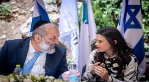 שקד ודרעי בטקס חילופי שרים במשרד הפנים צילום: Yonatan Sindel/Flash90 חדשות