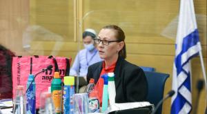 יו"ר הוועדה מציגה מוצרי ניקיון עם כשרות  צילום: דוברות הוועדה חדשות