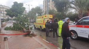 נזקי הסופה בנתניה צילום:  דוברות מד"א חדשות