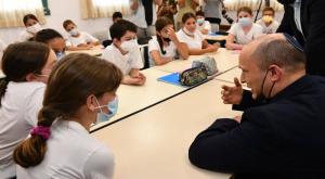 בנט עם התלמידים צילום: חיים צח / לע"מ חדשות