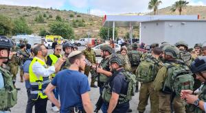 ראש מועצת בנימין ישראל גנץ בזירת הפיגוע בעלי  צילום: דוברות  פוליטי