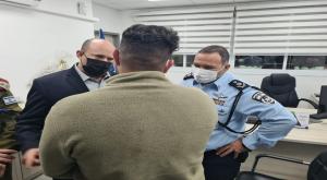 בנט בתחנת המשטרה בחדרה צילום: דוברות המשטרה חדשות