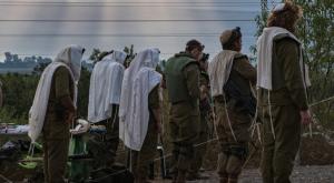 חיילים מתפללים במהלך אימונים במלחמת חרבות ברזל צילום: Ayal Margolin/Flash90 יחסים