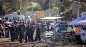זירת הפיגוע בתחנת האוטובוס ברמות  צילום: Yonatan Sindel/Flash90 חדשות