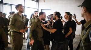 אזרחים מתפרעים בכניסה לבסיס בבית ליד |  צילום: Flash90,Flash90 חדשות