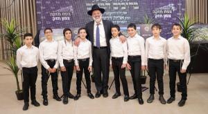 אריה דרעי עם ילדי צפת |  צילום: ינון שובלי חדשות