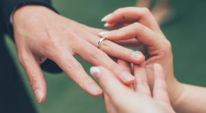 גבר עונד טבעת נישואין, אילוסטרציה | צילום: Hakim Graphy,Shutterstock זוגיות