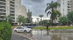 גשם בתל אביב בחורף שעבר צילום: Protasov AN,Shutterstock תחזית מזג האוויר