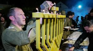 הדלקת נרות של לוחמי צנחנים ברמת הגולן, דצמבר 2023 צילום: Michael Giladi,Flash90 חדשות
