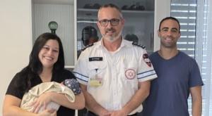 החובש וההורים המאושרים |  צילום: דוברות מד"א חדשות