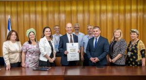 ח"כ מיכל וולדיגר עם צוות האקדמית חמדת  צילום: אבי חיון  חדשות