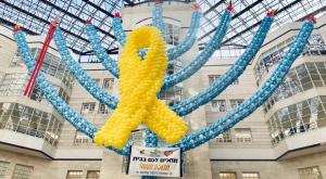 חנוכייית הענק שנבנתה בבית החולים לילדים |  צילום: דוברות שניידר חדשות