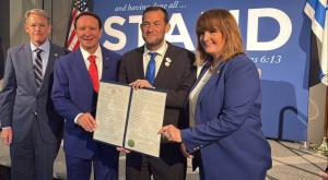יוסי דגן עם המושל האמריקאי צילום: מועצה אזורית שומרון  חדשות