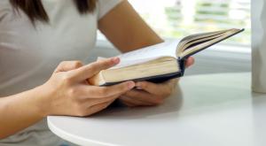 ישיבה בפינה של השולחן, האמנם זו קללה?  צילום: Aoy_Charin,Shutterstock זוגיות