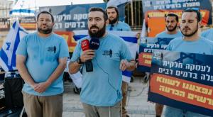 כפיר זר מול לשכת ראש הממשלה |  צילום: אלקנה כהן חדשות