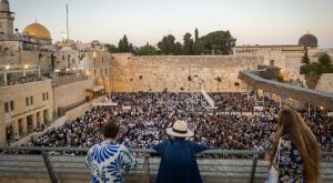 מתפללים על אהבת חינם במוצאי תשעה באב |  צילום: Chaim Goldberg,Flash90 דעות