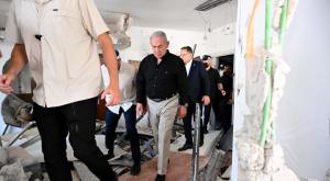 נתניהו בזירת הנפילה בבת ים |  צילום: אבי אוחיון/ לע״מ חדשות