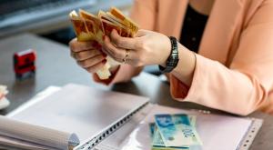 עברתי לשלם הרבה במזומן |  צילום: Lady_Luck,Shutterstock כסף