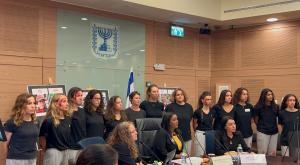 עם דם על הפנים, מיצג למען התצפיתנית נעמה לוי בכנסת |  צילום: מטה המשפחות להחזרת החטופים חדשות